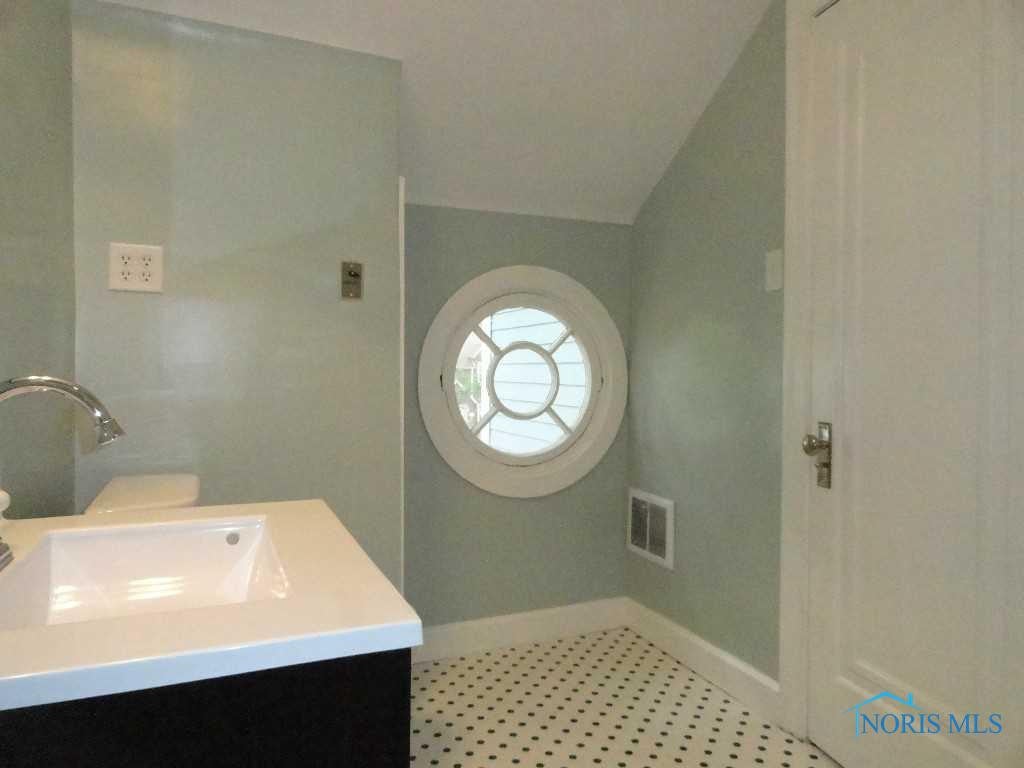 3725 Harley Road Toledo, OH 43613 - Photo 15 of 20 Full Bath.
