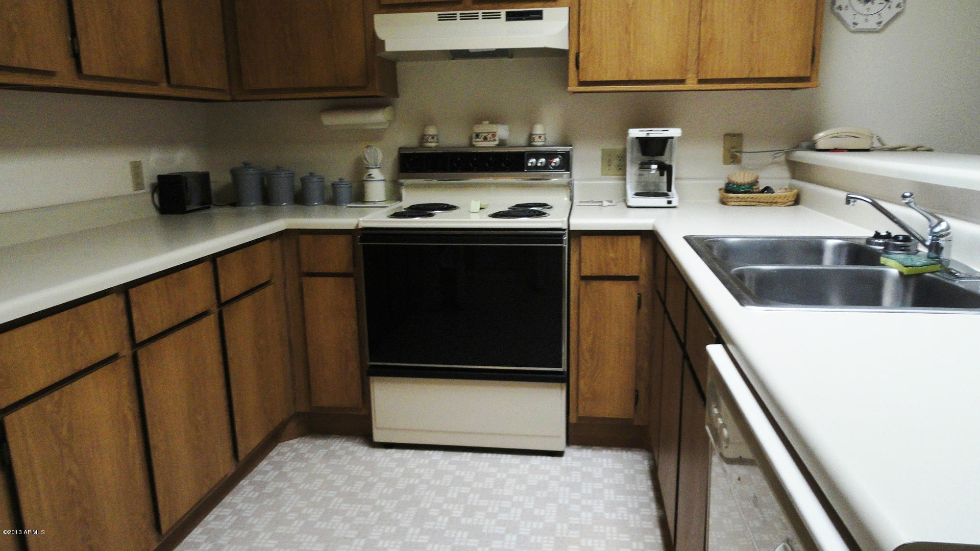 14300 West Bell Road, Unit 429 Surprise, AZ 85374 - Photo 6 of 14 KITCHEN WITH APPLIANCES