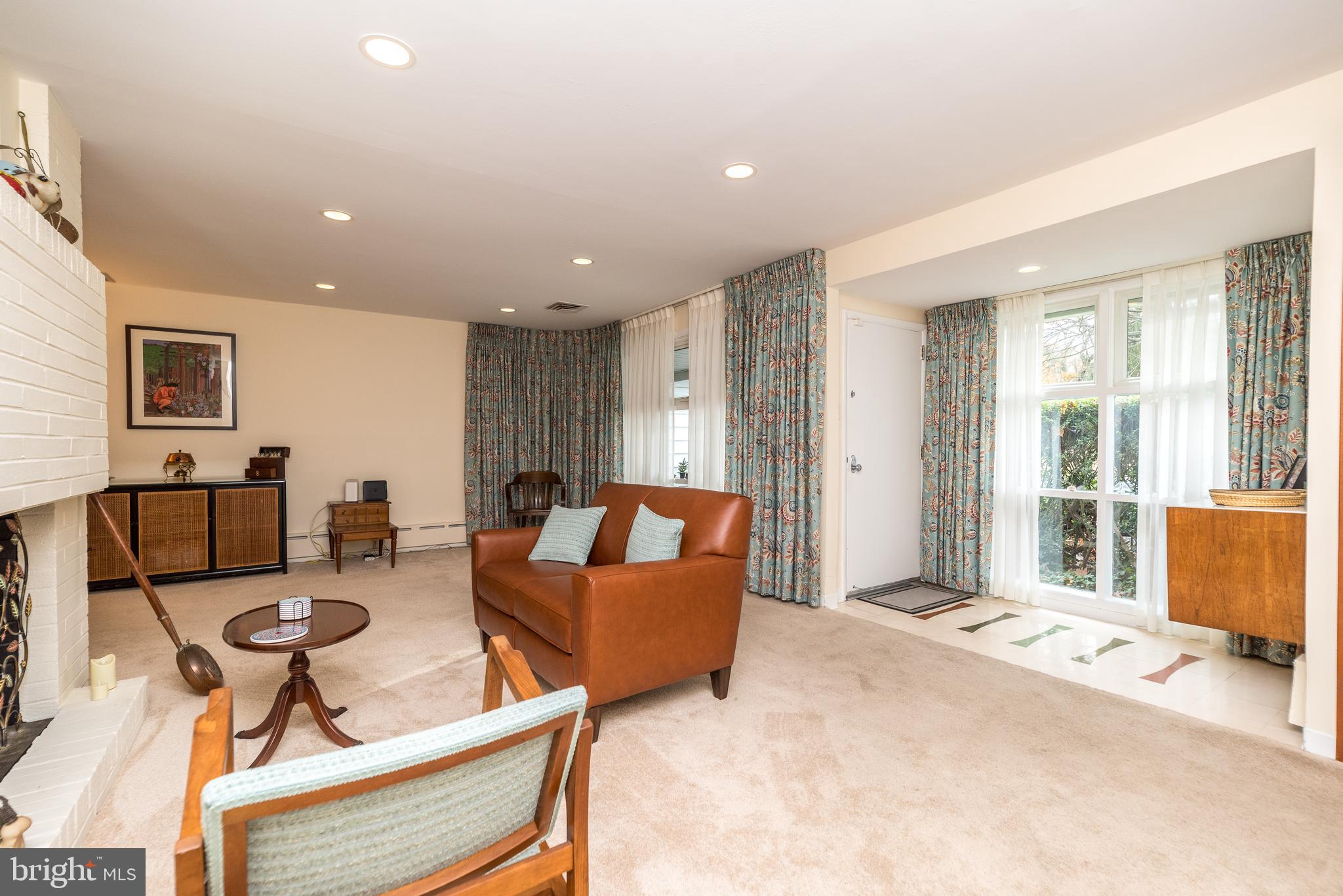 1111 Delene Road Jenkintown, PA 19046 - Photo 5 of 38 Livingroom and foyer entrance