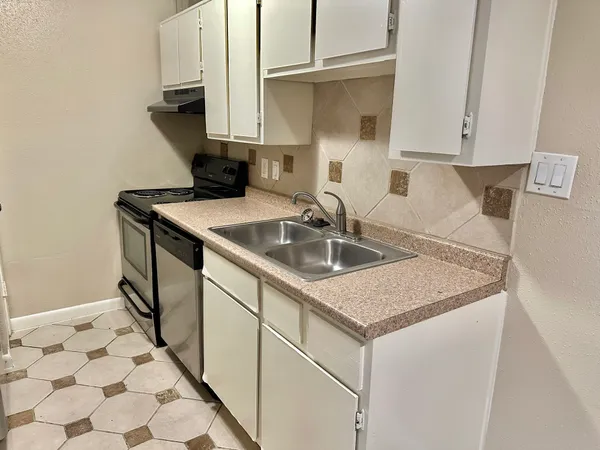 $1,100 | 2750 Holly Hall Street, Unit 703, Houston, TX 77054