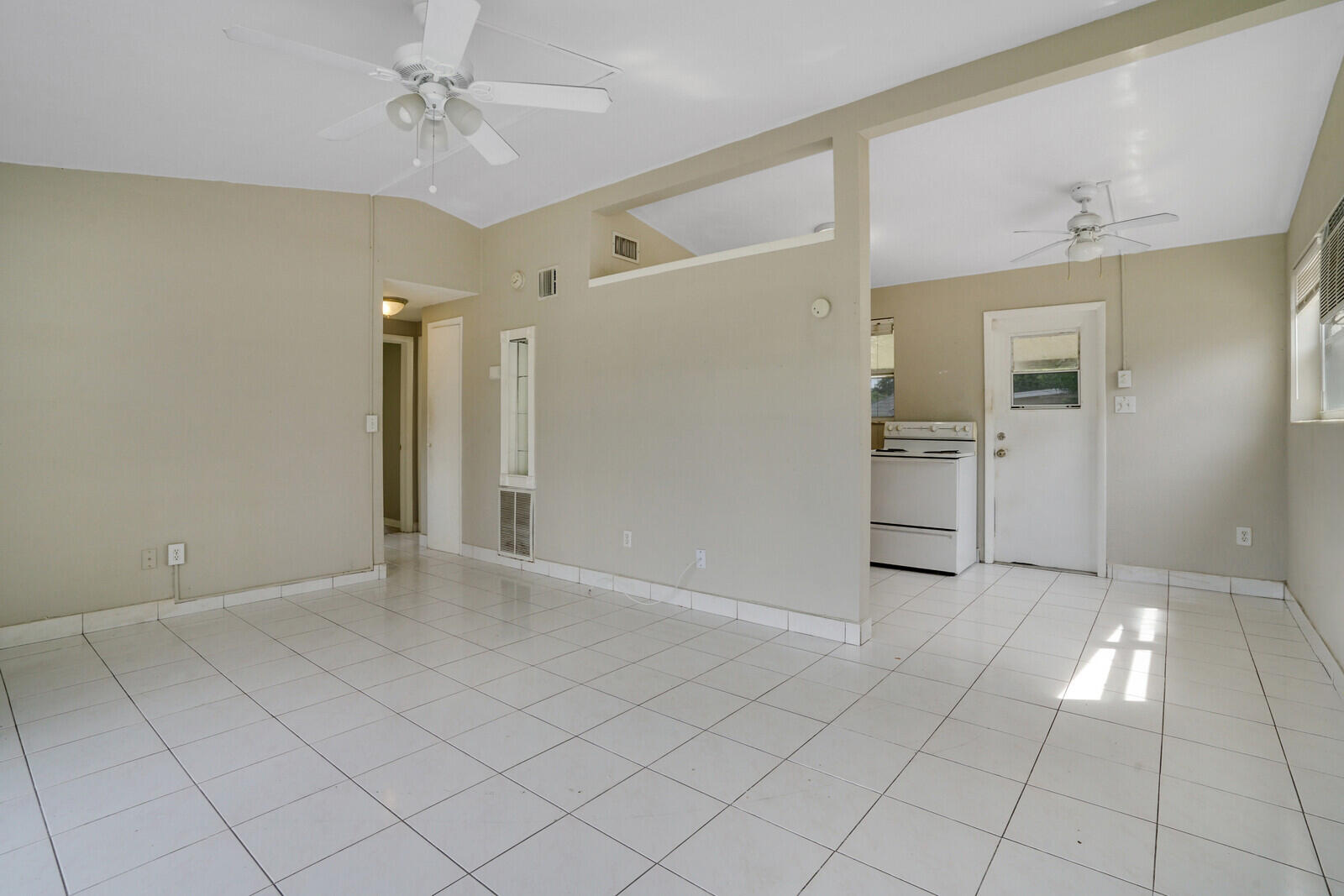 11686 Oleander Drive Royal Palm Beach, FL 33411 - Photo 5 of 16 09_image_9_mls