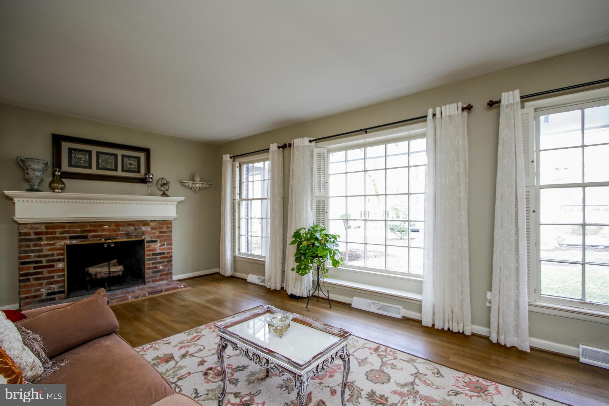 1630 Ridout Road Annapolis, MD 21409 - Photo 9 of 30 Living Room