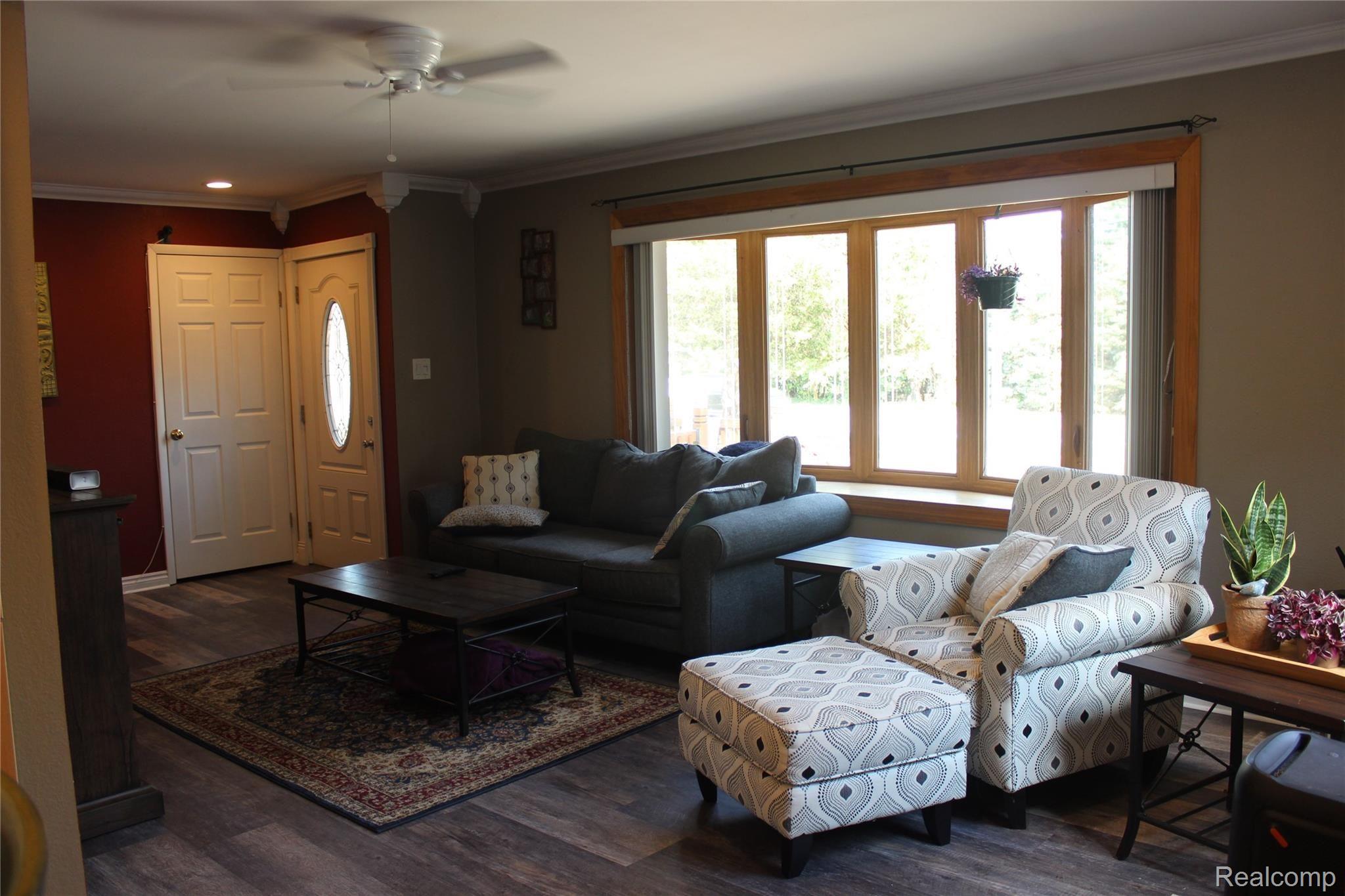 36 South Hospital Road Waterford, MI 48327 - Photo 7 of 32 Spacious living room