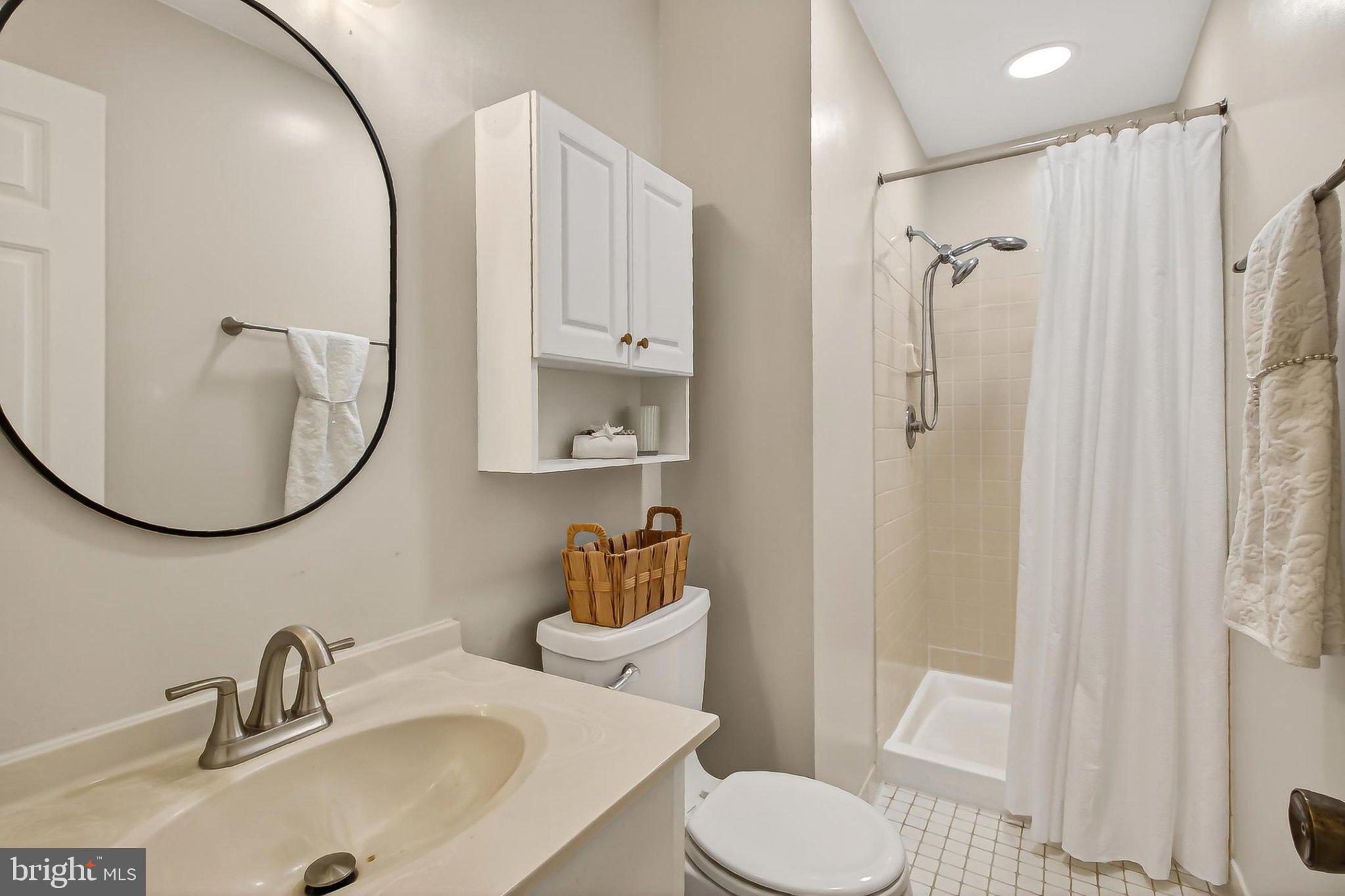 6908 Rochambeau Place Springfield, VA 22153 - Photo 25 of 70 Primary bath with shower & recessed lighting