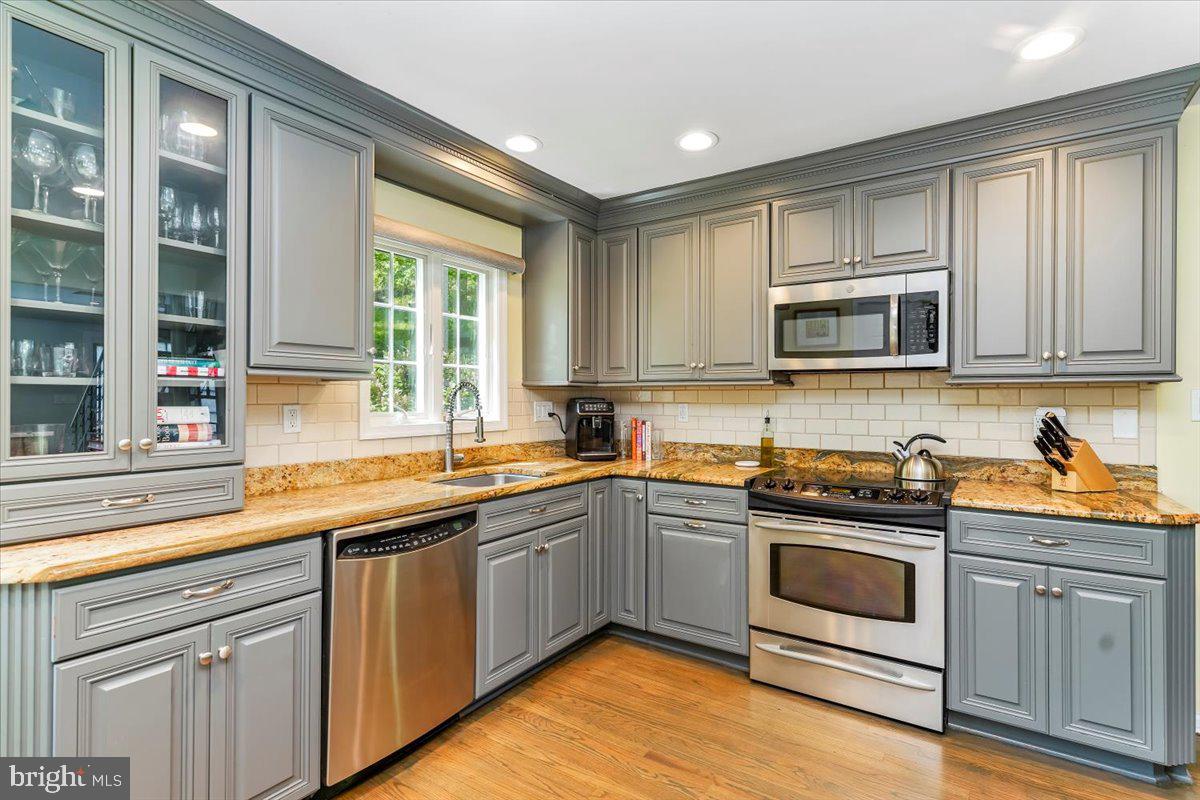 202 Hansell Road Newtown Square, PA 19073 - Photo 14 of 47 Well equipped stainless appliance Kitchen