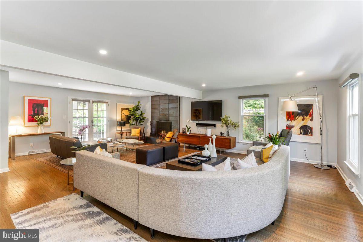 202 Hansell Road Newtown Square, PA 19073 - Photo 15 of 47 Great Room facing outdoor space