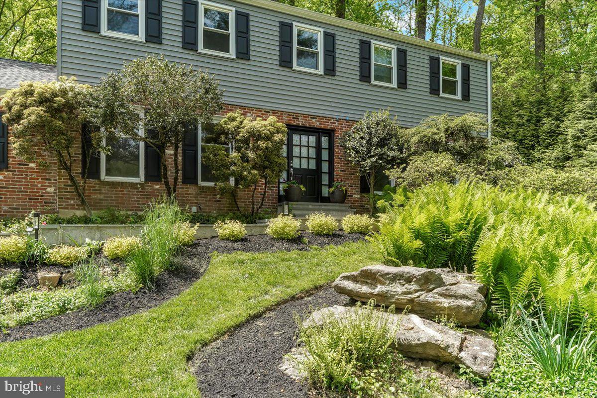 202 Hansell Road Newtown Square, PA 19073 - Photo 2 of 47 Freshly mulched beds