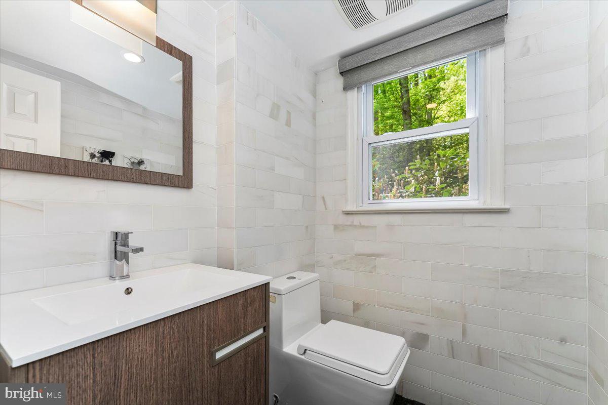 202 Hansell Road Newtown Square, PA 19073 - Photo 24 of 47 Specialty appointed Powder Room