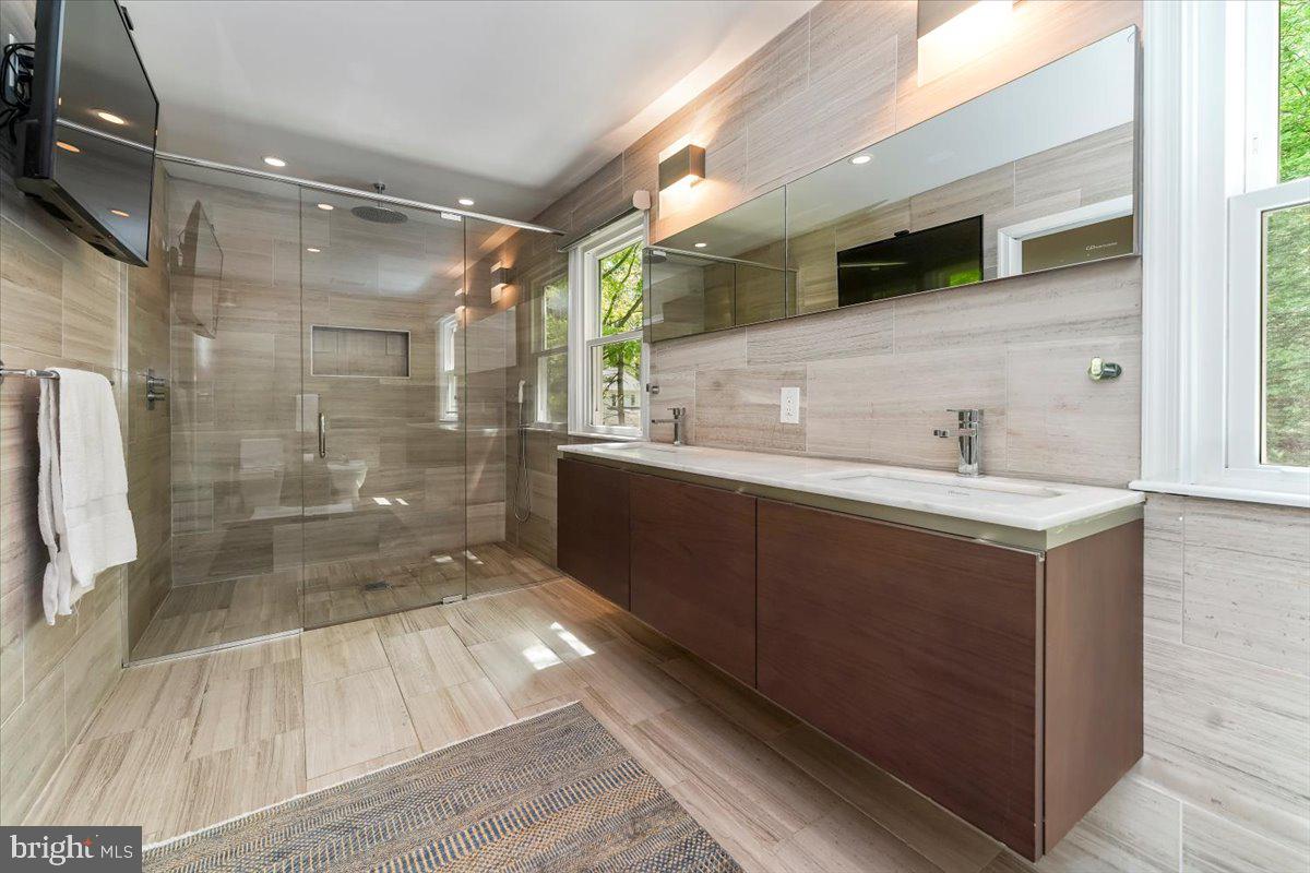 202 Hansell Road Newtown Square, PA 19073 - Photo 28 of 47 Specialty appointed Primary Bath with Shower Stall