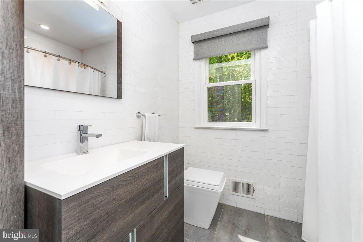 202 Hansell Road Newtown Square, PA 19073 - Photo 32 of 47 Hall specialty appointed Bath