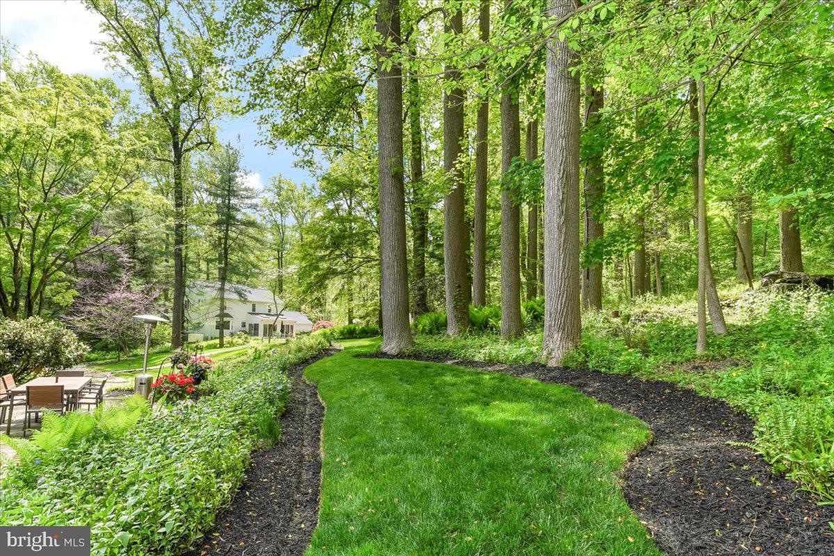 202 Hansell Road Newtown Square, PA 19073 - Photo 10 of 47 More freshly mulched beds at rear