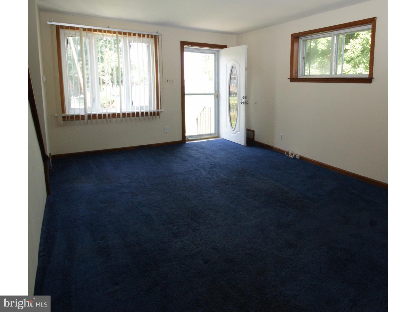 2078 Heather Road Folcroft, PA 19032 - Photo 3 of 25 Living Room