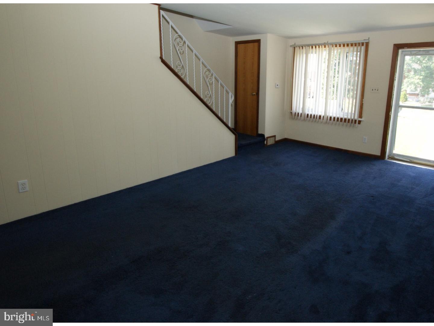 2078 Heather Road Folcroft, PA 19032 - Photo 4 of 25 Living Room