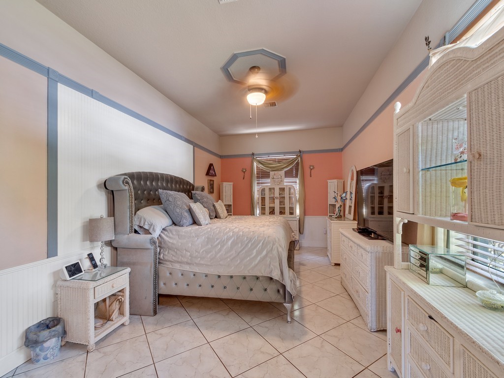 10615 Highway 1 Sebastian, FL 32958 - Photo 14 of 33 a bedroom with bed and window