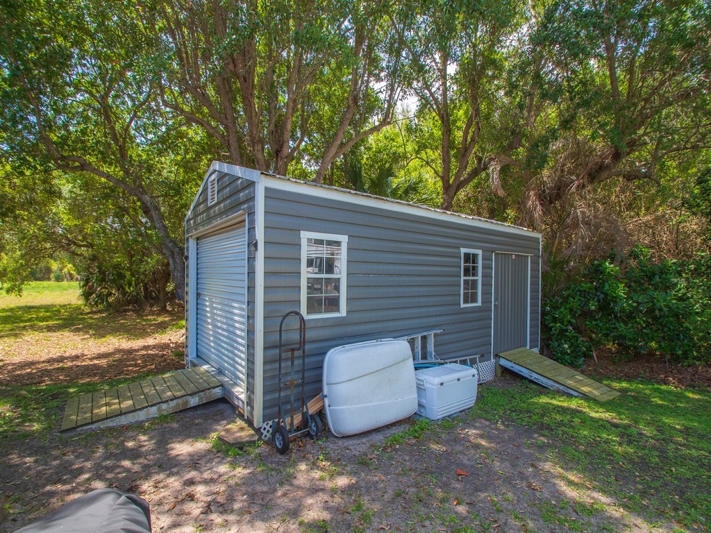 10615 Highway 1 Sebastian, FL 32958 - Photo 22 of 33 a view of a backyard with plants and large tree