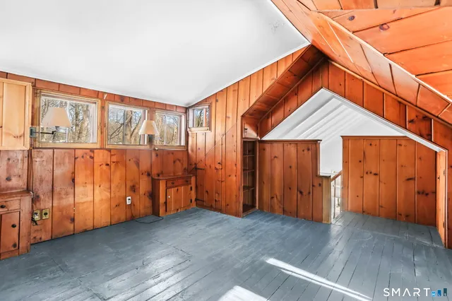 a view of a yard with a house