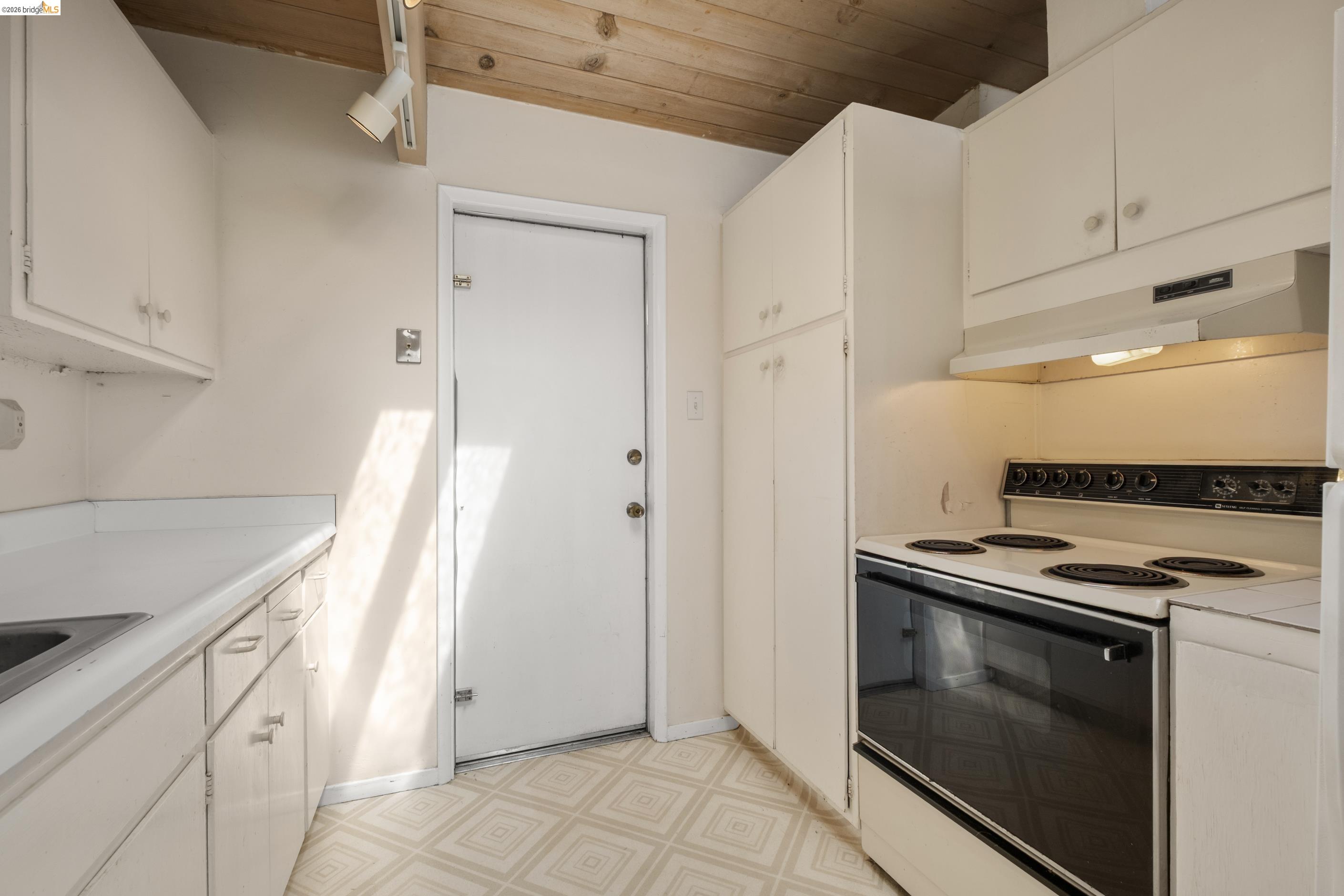 7279 Snake Road Oakland, CA 94611 - Photo 9 of 50