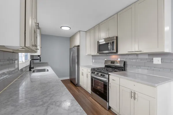 $350,000 | 1295 Foxcroft Drive, Aurora, IL 60506