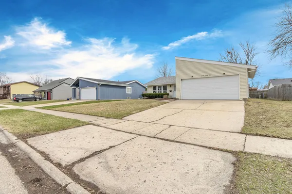 $350,000 | 1295 Foxcroft Drive, Aurora, IL 60506