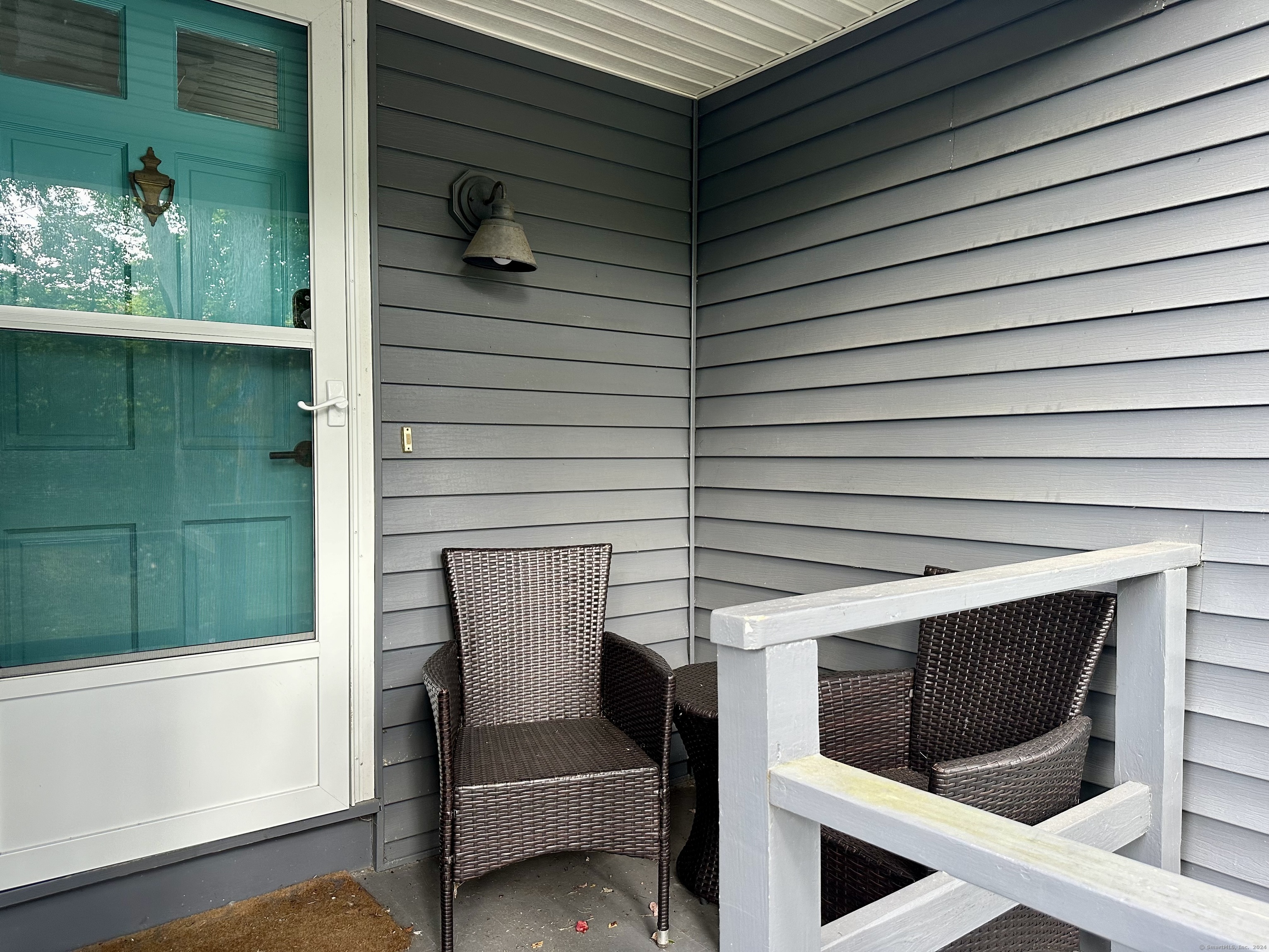 a view of entryway with seating area