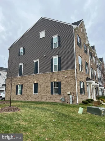 a brick building that has a lots of windows in it