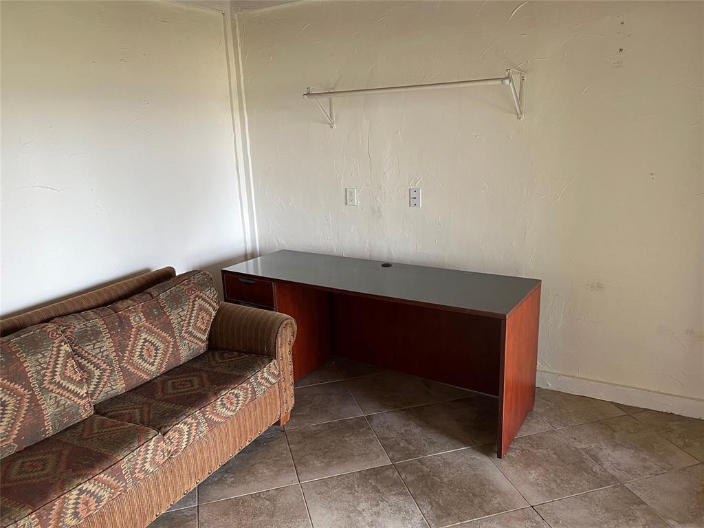 17313 West Beach Road Austin, TX 78734 - Photo 16 of 31 a room with window