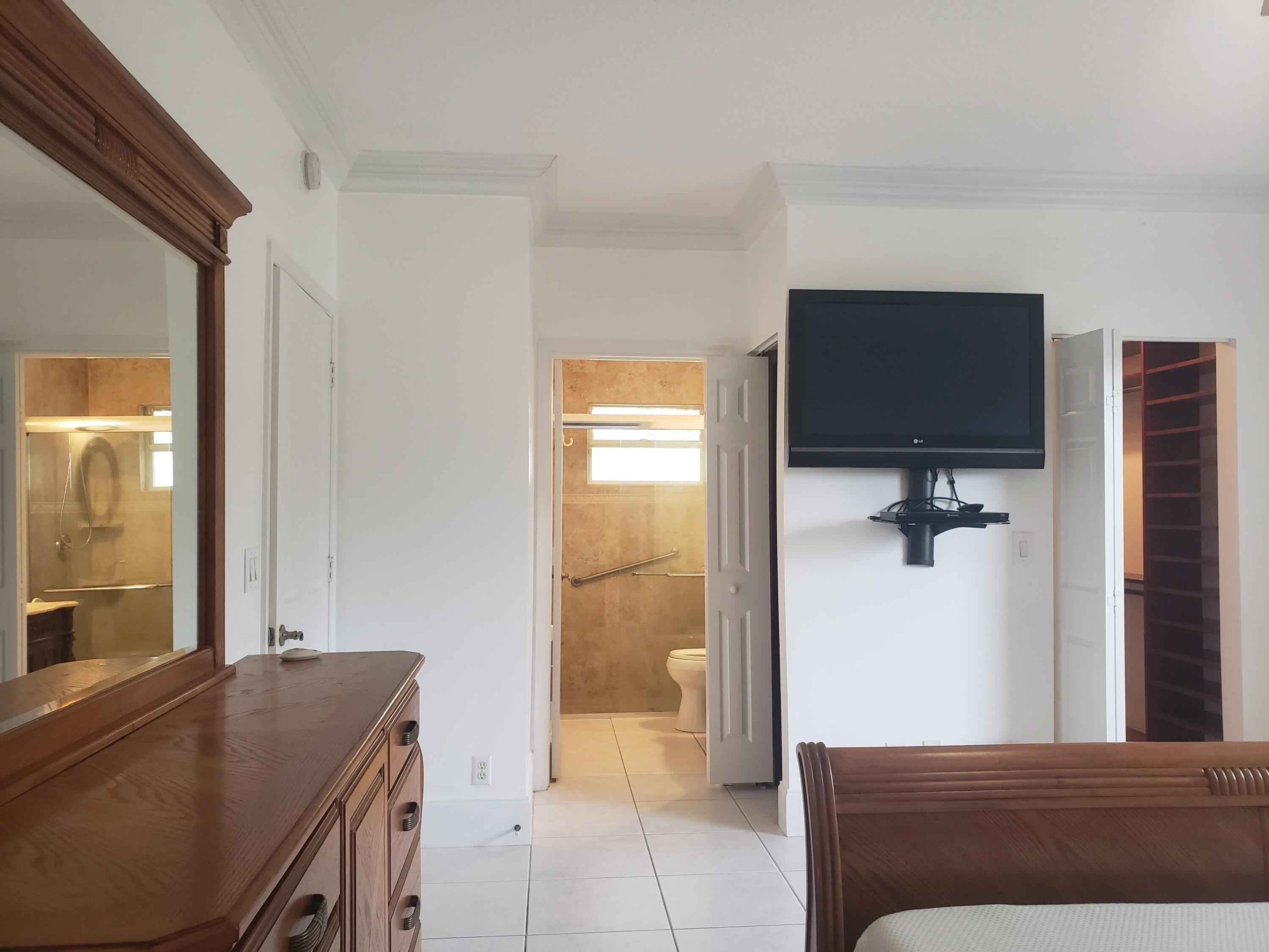 7260 Grapeview Boulevard Loxahatchee, FL 33470 - Photo 11 of 36 Bedroom to Bathroom