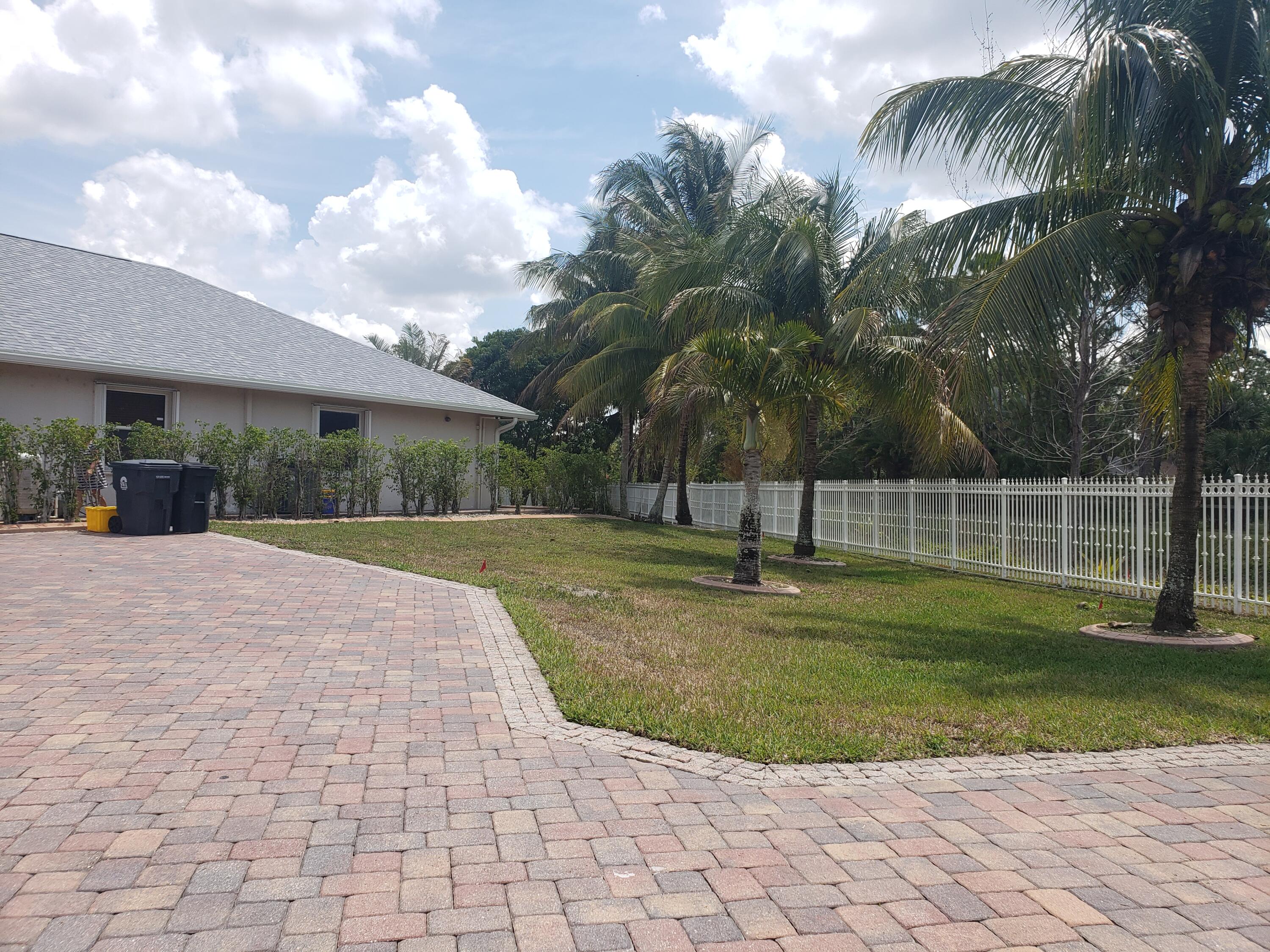 7260 Grapeview Boulevard Loxahatchee, FL 33470 - Photo 26 of 36 Parking/Driveway