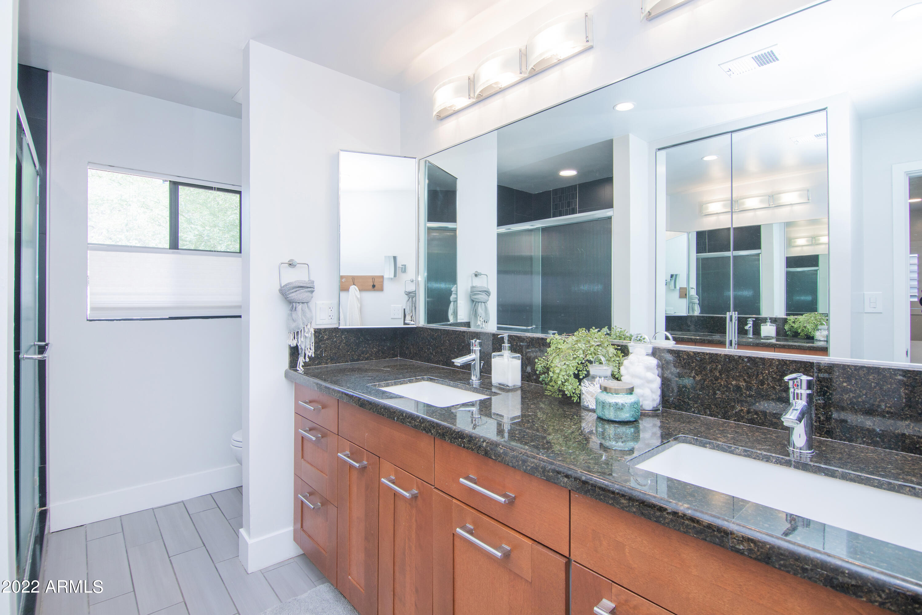 11044 North 36th Street Phoenix, AZ 85028 - Photo 25 of 49 a bathroom with sink and mirror