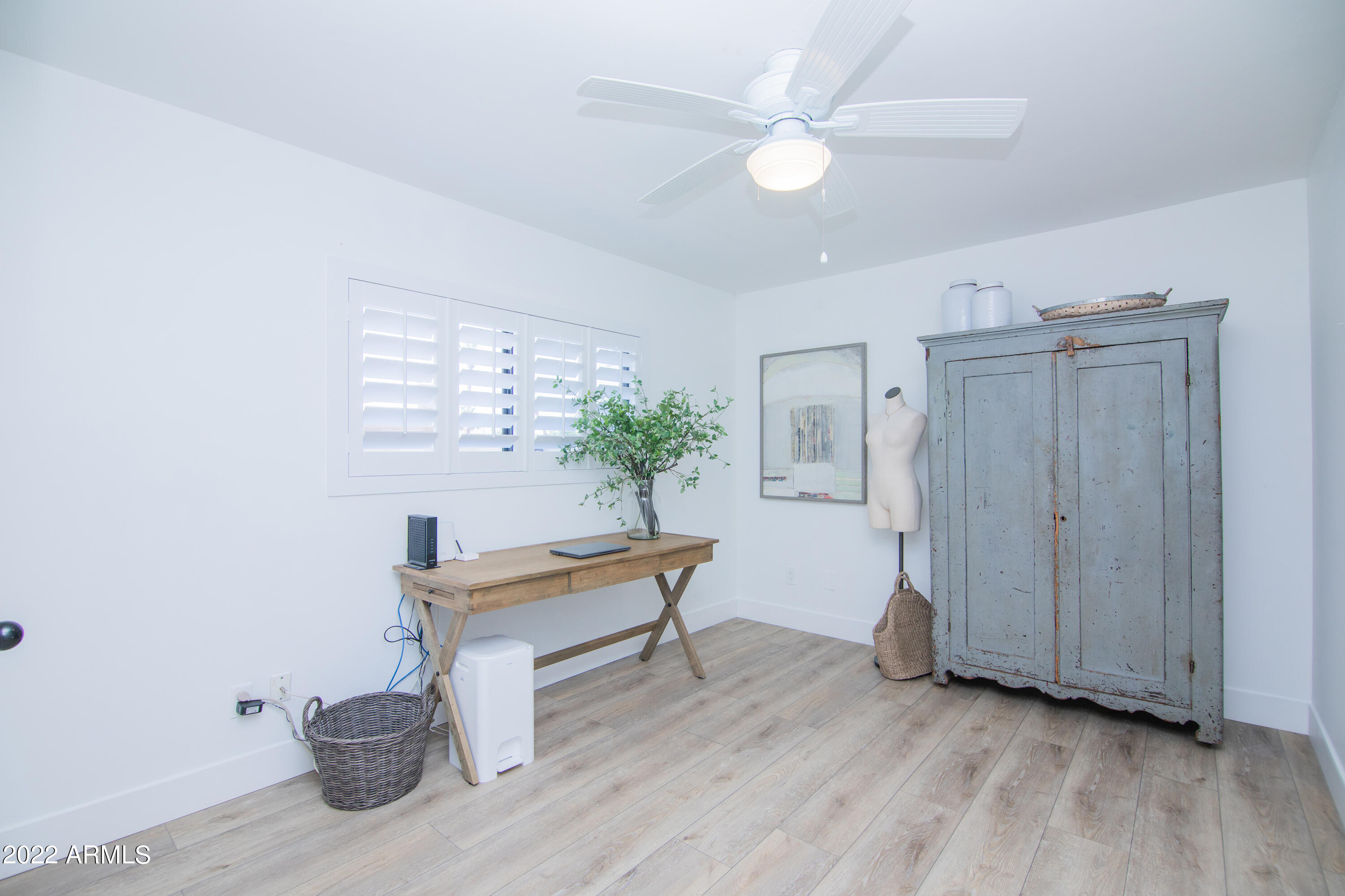 11044 North 36th Street Phoenix, AZ 85028 - Photo 34 of 49 a living room with furniture and a potted plant