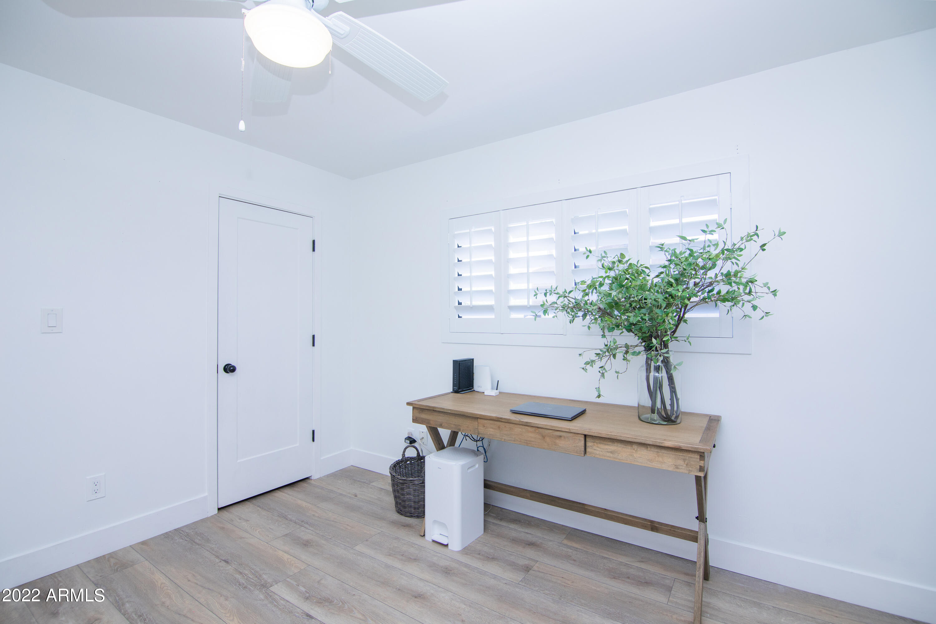 11044 North 36th Street Phoenix, AZ 85028 - Photo 35 of 49 a room with a table and a potted plants