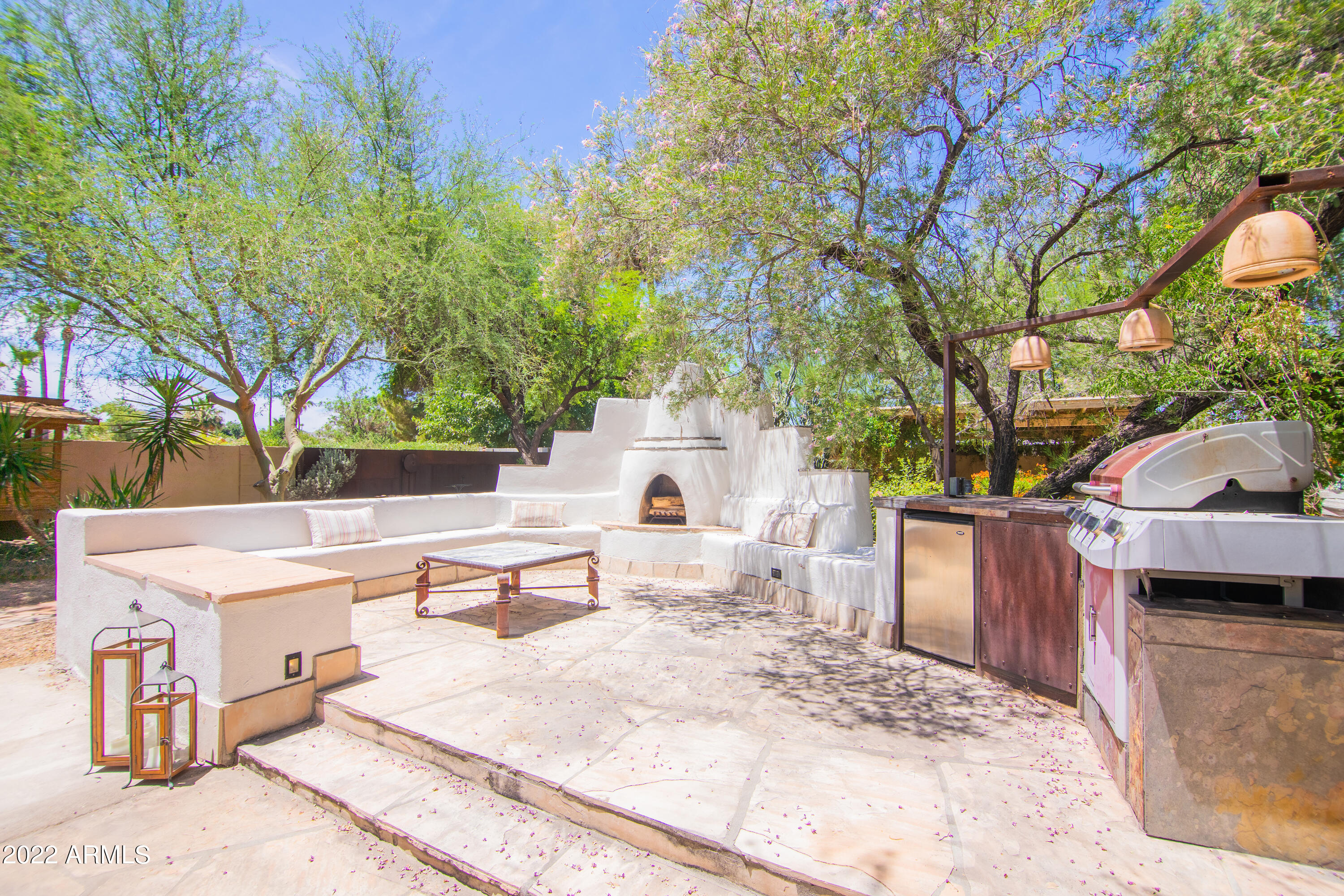 11044 North 36th Street Phoenix, AZ 85028 - Photo 41 of 49 a view of a dinning table and chairs in the patio