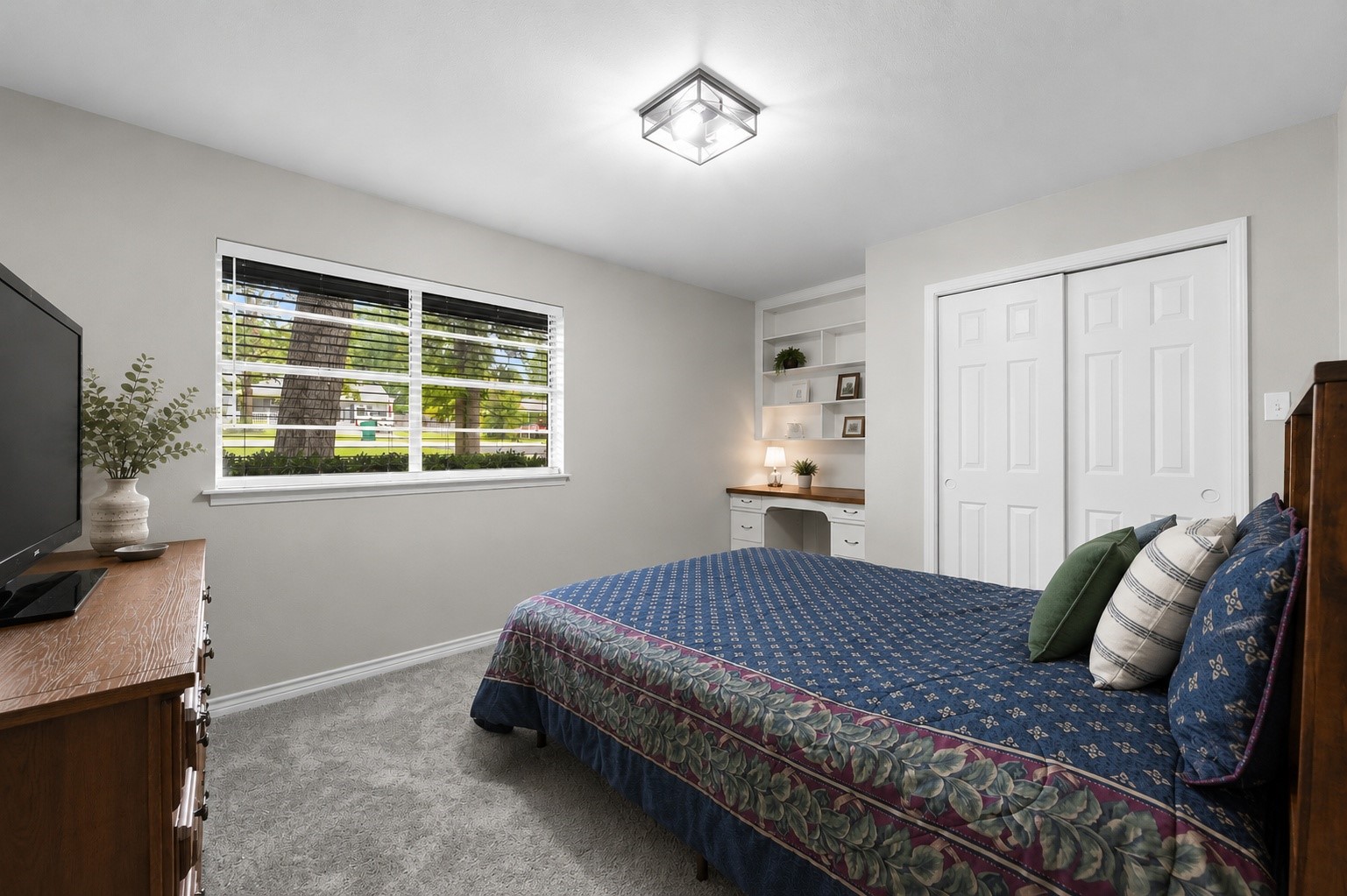 209 Summit Drive Conroe, TX 77303 - Photo 11 of 23 Comfort for family or guests.