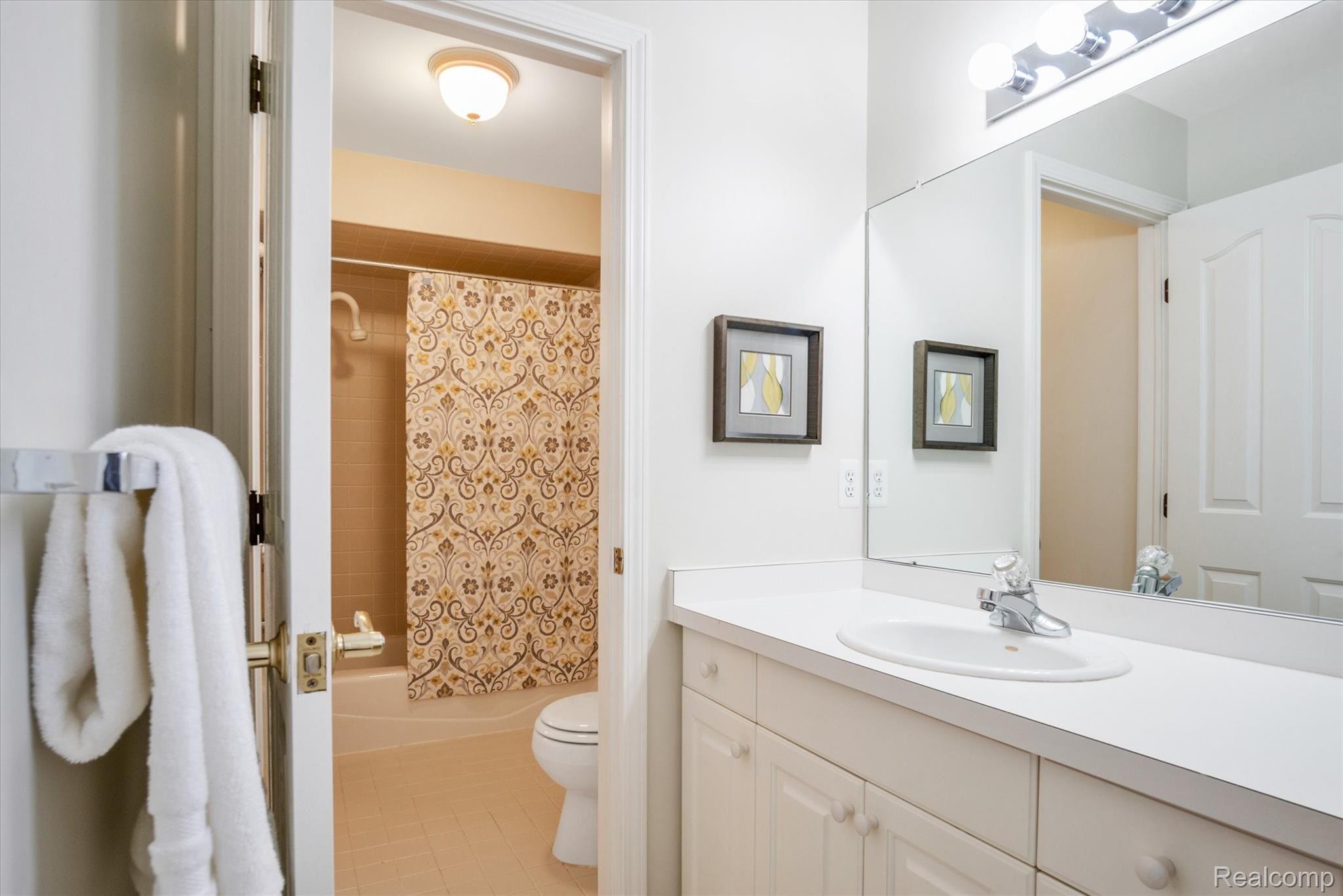 1806 Skyline Drive Rochester, MI 48306 - Photo 38 of 62 47-1806-Skyline-Dr -WindowStill-Real-Estate-Photography-43.jpg