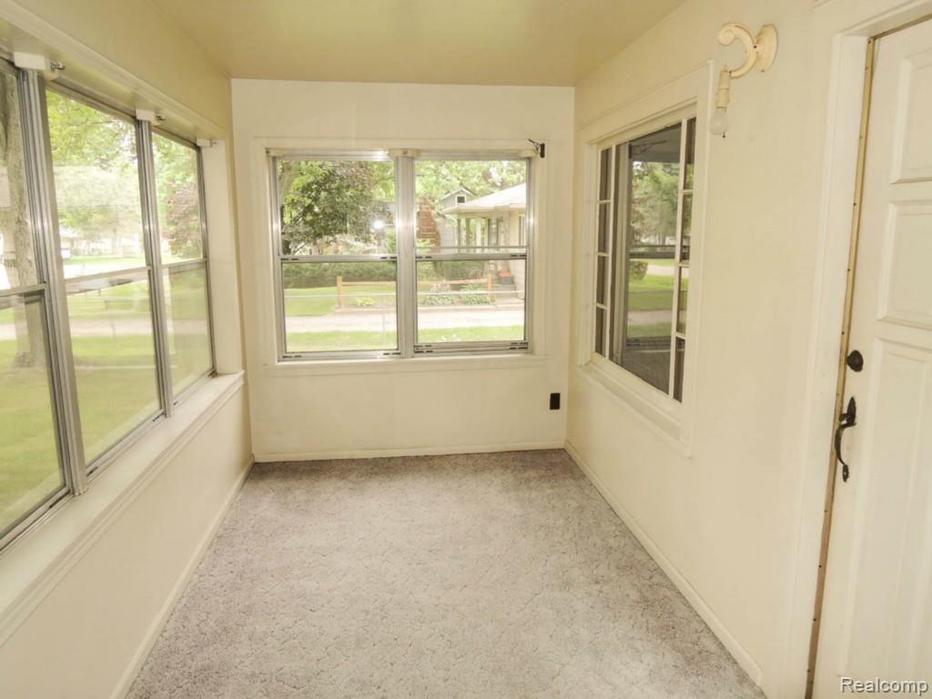 4296 Marcus Road Waterford, MI 48329 - Photo 30 of 42 BuiltinPorch3.jpg