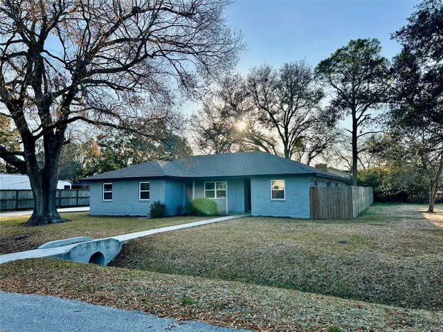 $387,000 | 2406 Lynn Drive, Pearland, TX 77581