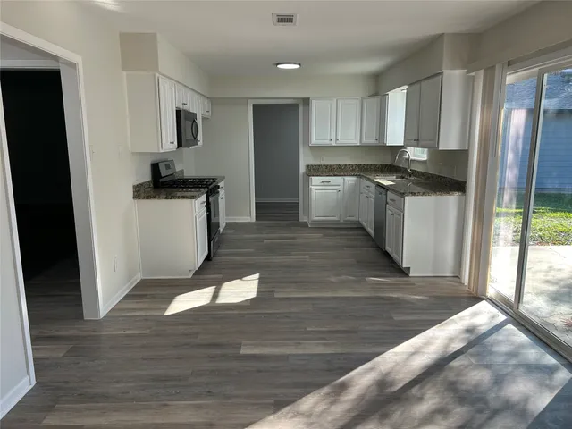 $387,000 | 2406 Lynn Drive, Pearland, TX 77581