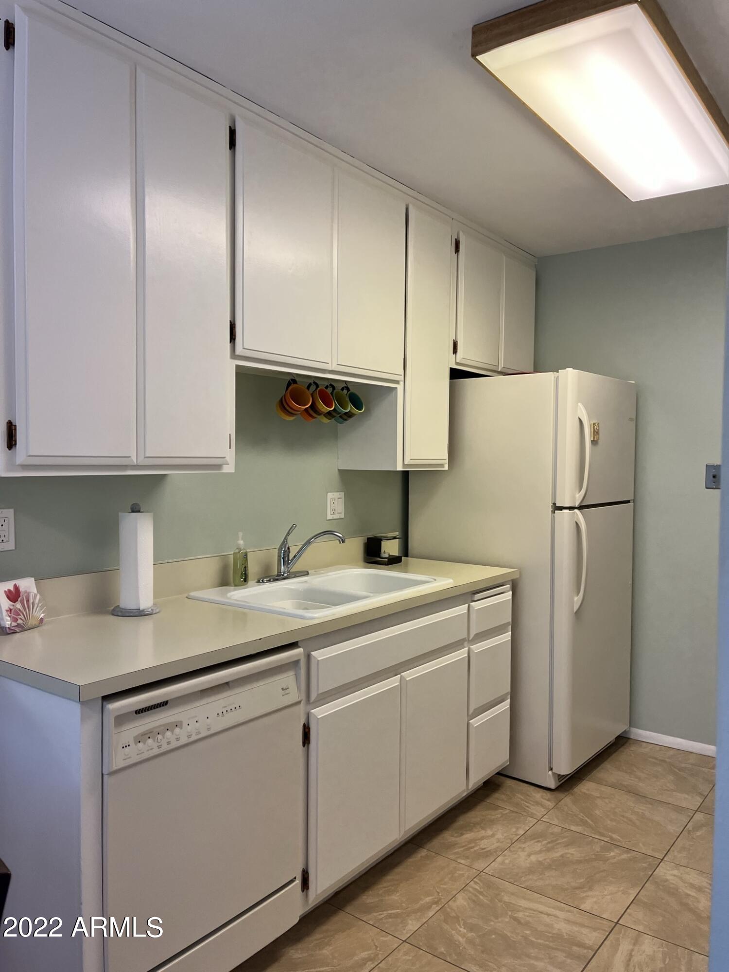 5525 East Thomas Road, Unit A11 Phoenix, AZ 85018 - Photo 8 of 22 Kitchen2