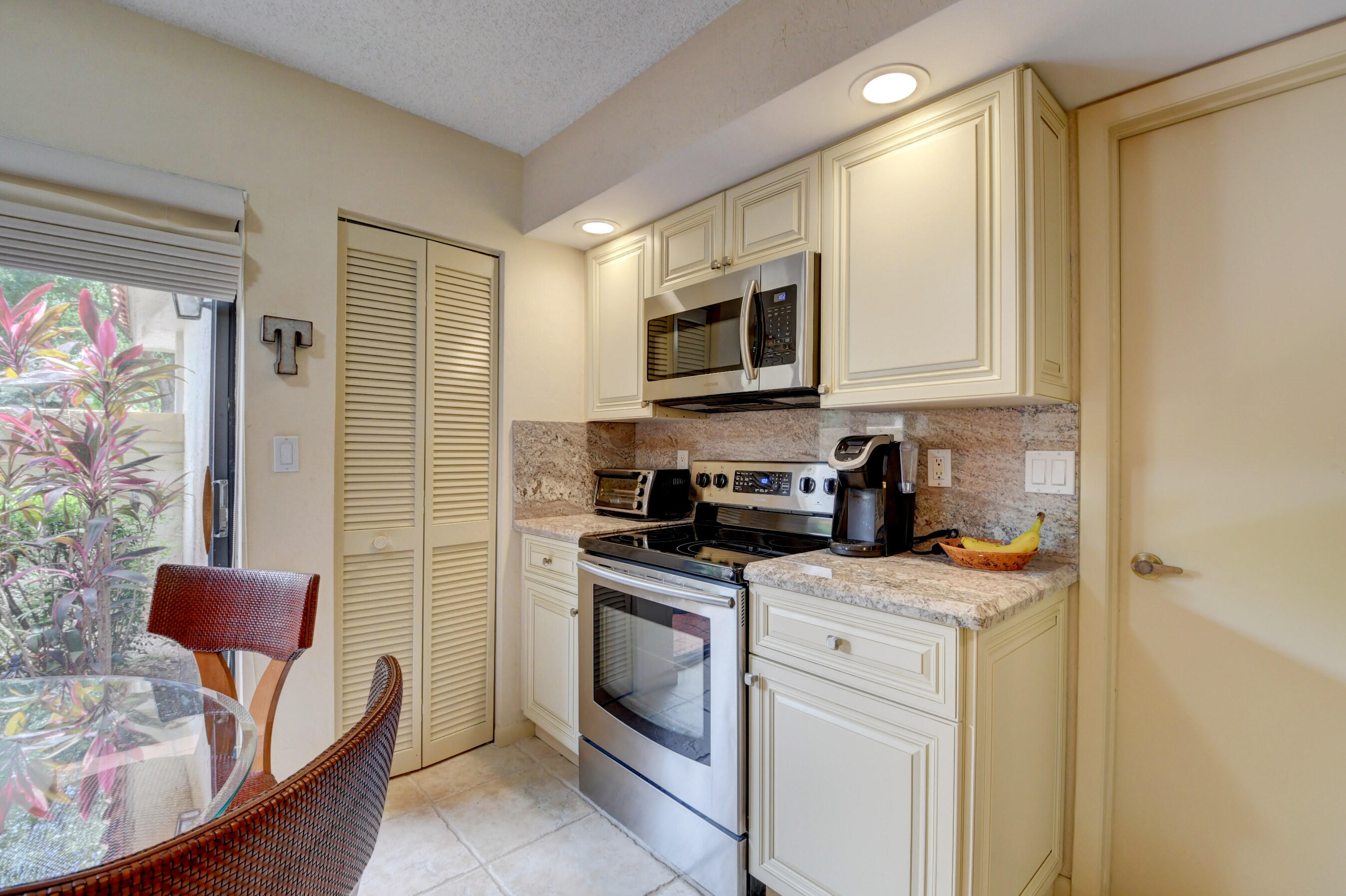 7744 La Mirada Drive Boca Raton, FL 33433 - Photo 16 of 32 kitchen