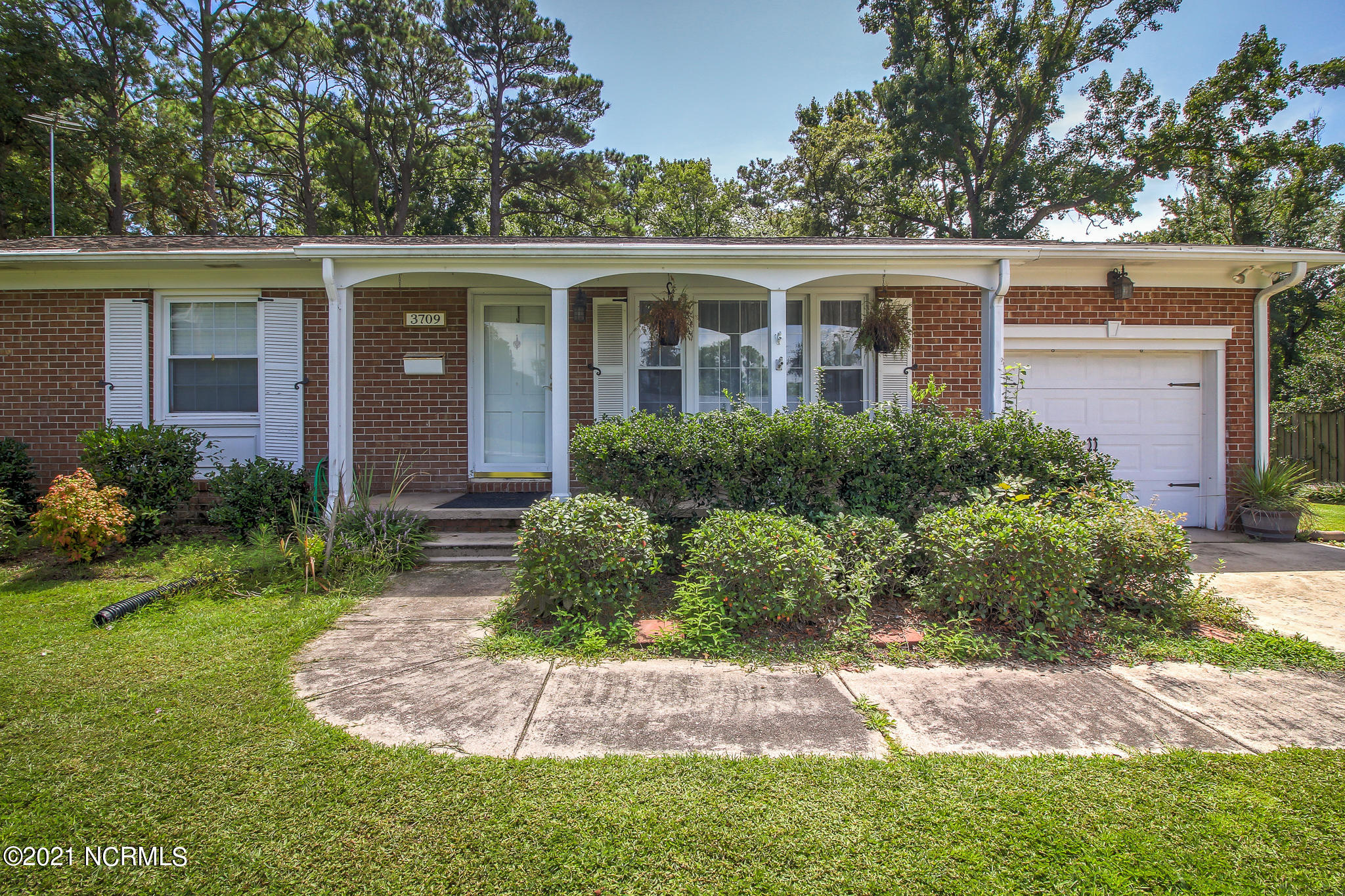 3709 Country Club Road Morehead City, NC 28557 - Photo 3 of 13 Front and Entry