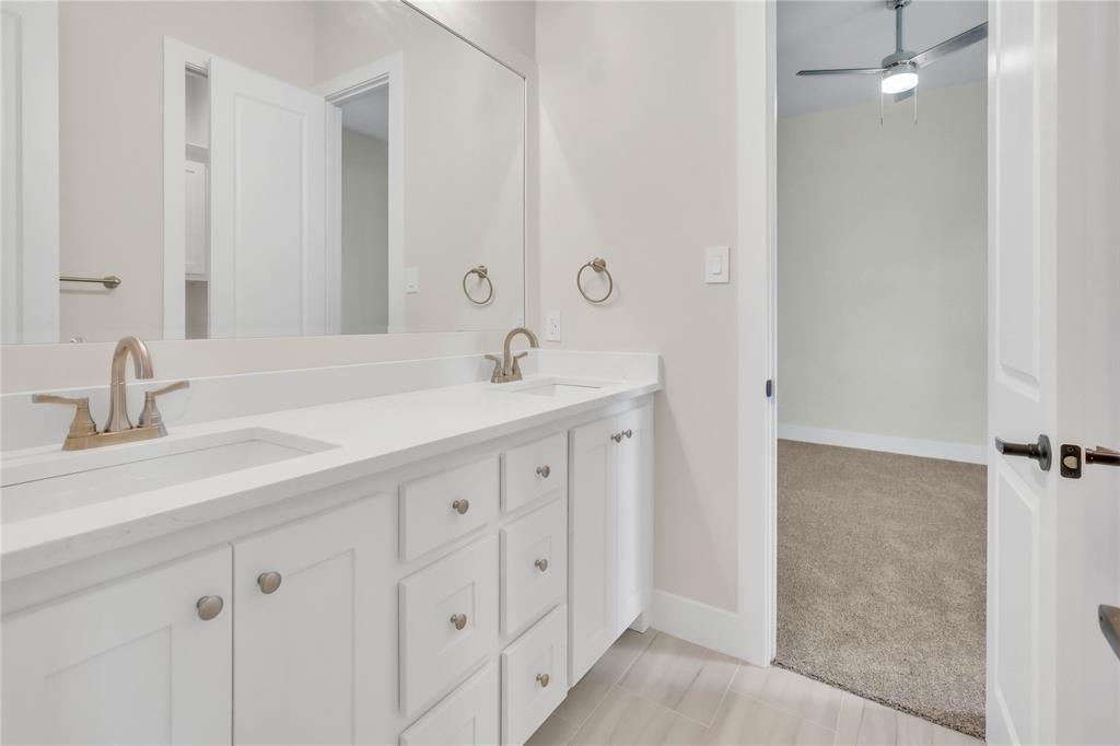 1028 Henry Way Springtown, TX 76082 - Photo 31 of 40 a bathroom with a sink and a mirror