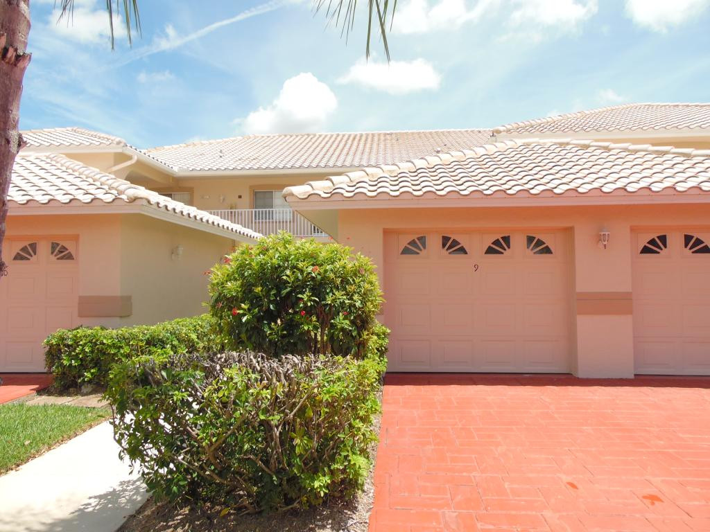 9009 Michael Circle, Unit 109 Naples, FL 34113 - Photo 16 of 18 a backyard of a house