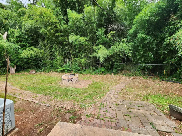 a view of a pathway with a yard