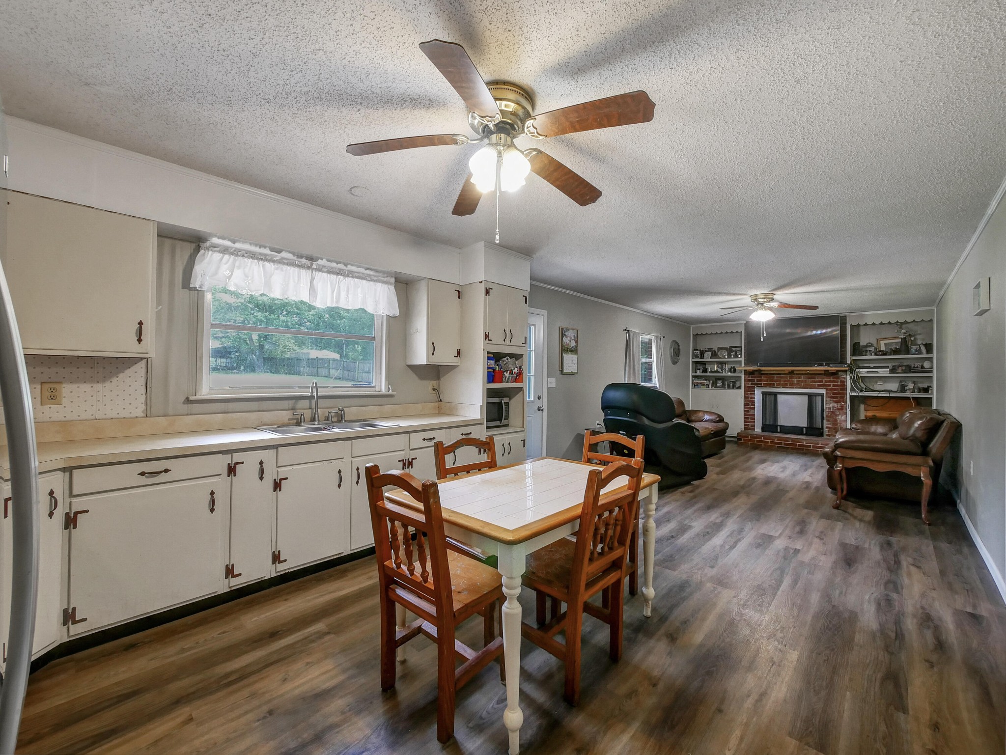 902 Lindsay Avenue Chattanooga, TN 37421 - Photo 12 of 29 a living room with furniture and a wooden floor