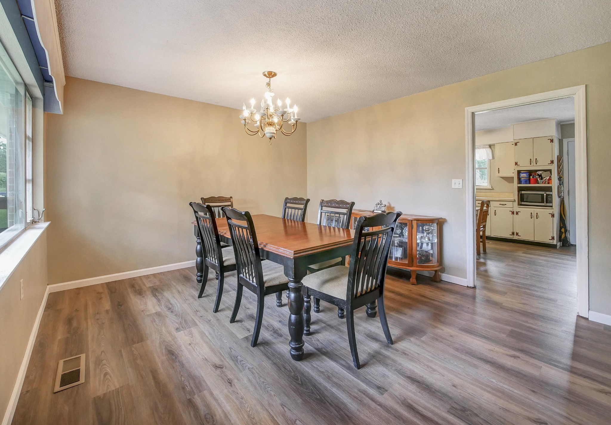 902 Lindsay Avenue Chattanooga, TN 37421 - Photo 5 of 29 a view of a dining room with furniture and wooden floor