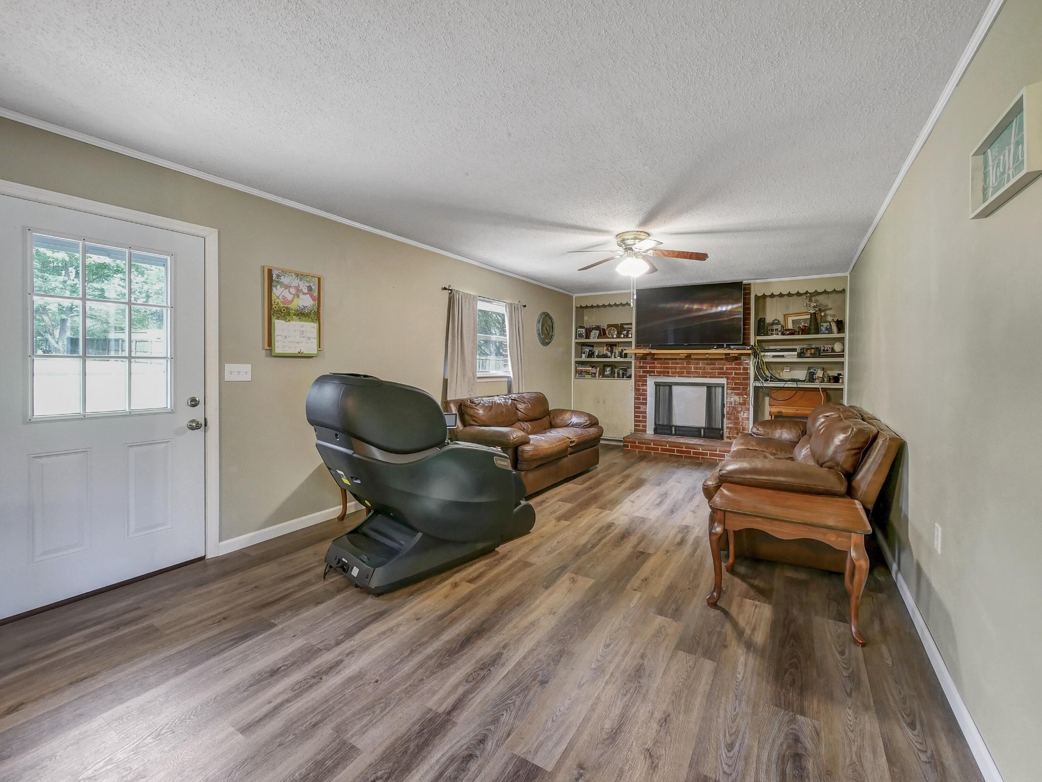 902 Lindsay Avenue Chattanooga, TN 37421 - Photo 10 of 29 a living room with furniture and a wooden floor