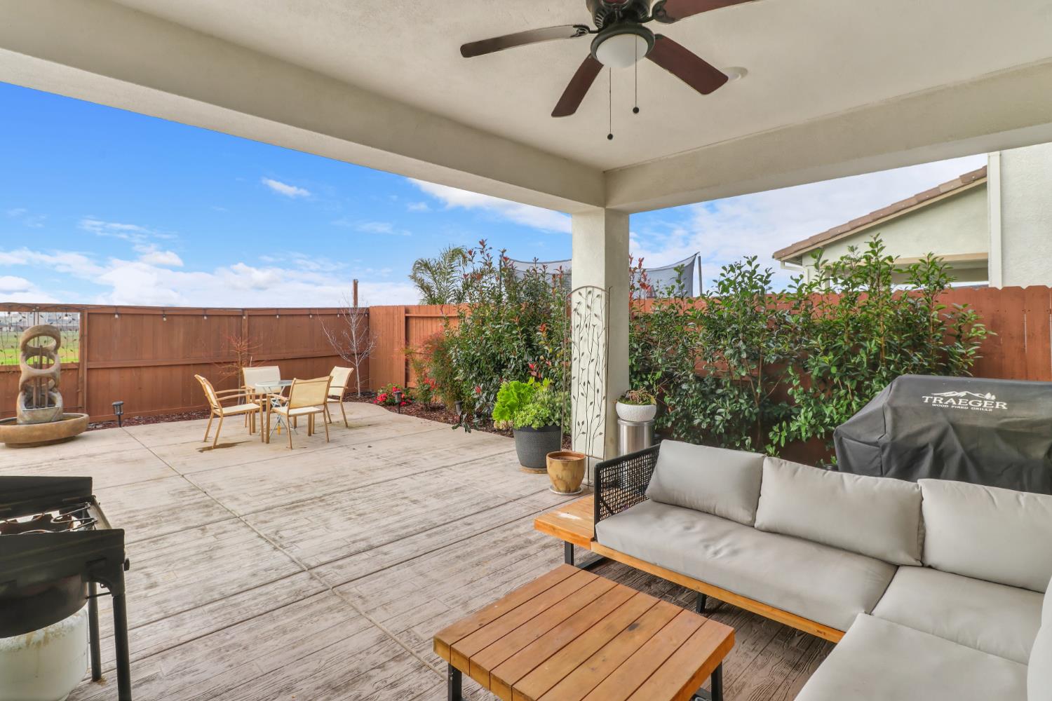 5321 Fandango Loop Roseville, CA 95747 - Photo 31 of 38 a living room with furniture and a large window