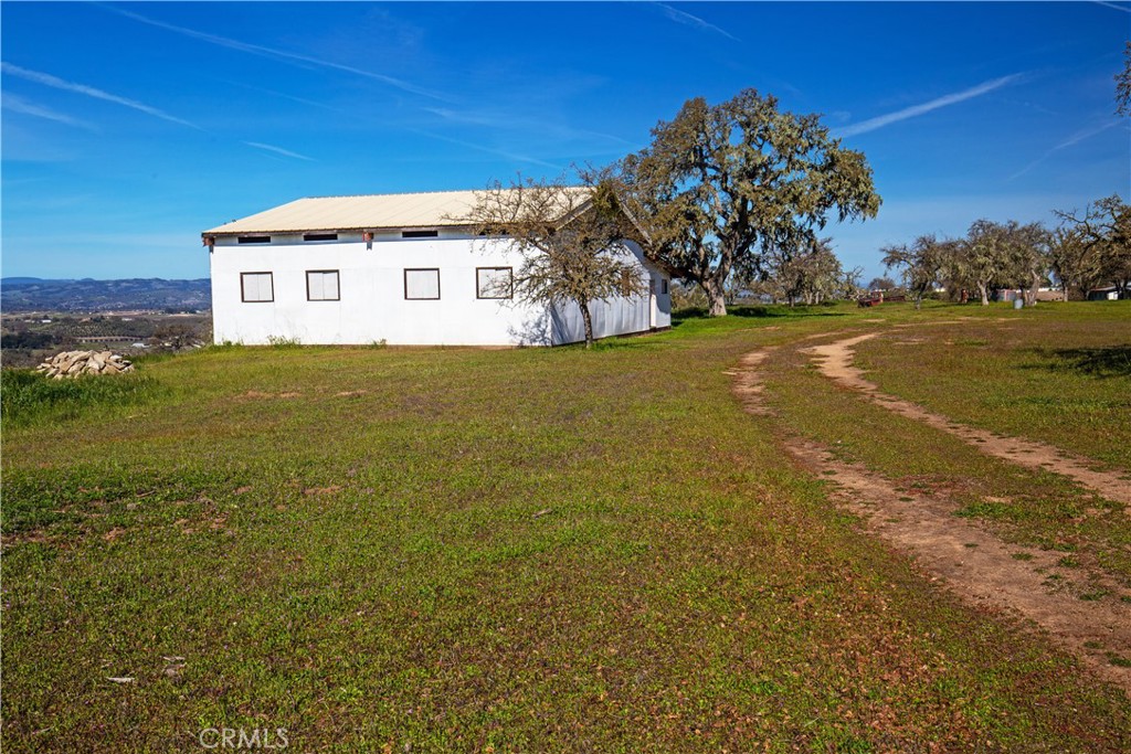 930 Windwood Road Paso Robles, CA 93446 - Photo 15 of 67 a view of a big room with an ocean