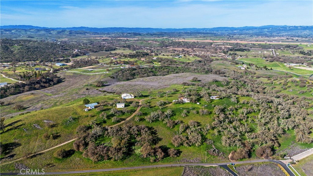 930 Windwood Road Paso Robles, CA 93446 - Photo 46 of 67 a view of a city with mountain
