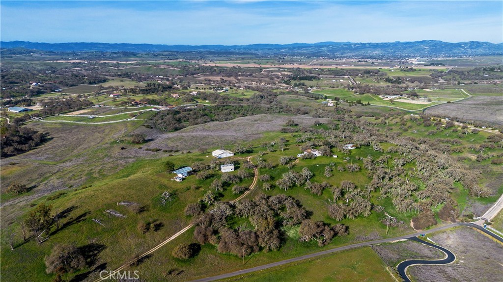 930 Windwood Road Paso Robles, CA 93446 - Photo 47 of 67 a view of a city with mountain view